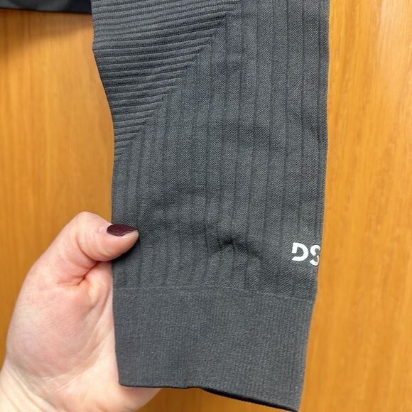 NWT DSG Seamless Carbon‎ Grey Ling Sleeve Crop Size L - Picture 4 of 5